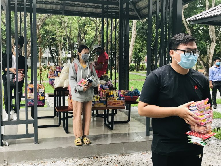 Phiên chợ giúp sinh viên nghèo vượt qua dịch Covid-19