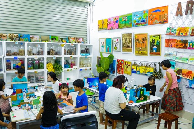 Xưởng Nghệ Thuật Ve Chai của cô giáo Ngọc Quyên