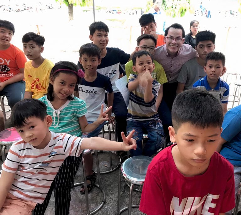 Cậu bé mồ côi trở thành thầy giáo