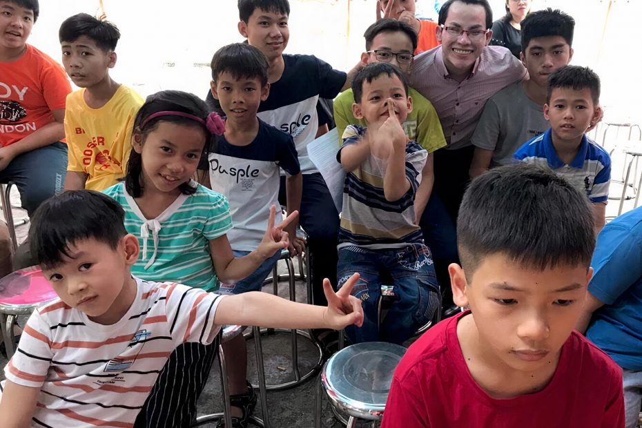 Cậu bé mồ côi trở thành thầy giáo