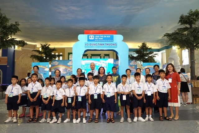Các em tại Làng trẻ em SOS tham dự lễ phát động "Lọ đựng tình thương"