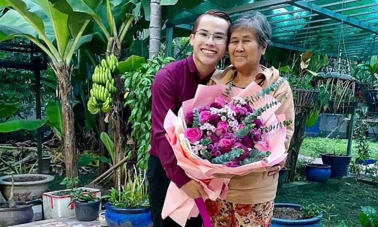 Thầy giáo Lê Hoàng Phong và mẹ Hạnh