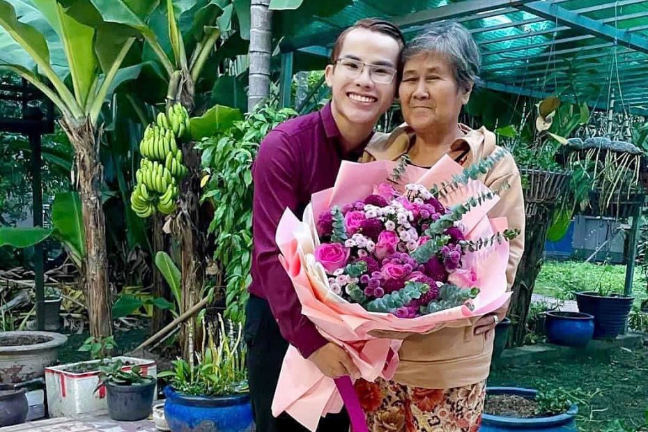 Thầy giáo Lê Hoàng Phong và mẹ Hạnh